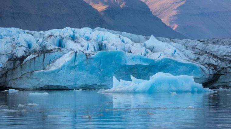 a day trip to the glacial lagoon at fjallsárlón